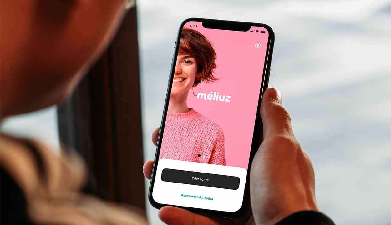 Pessoa segurando celular com aplicativo Meliuz aberto