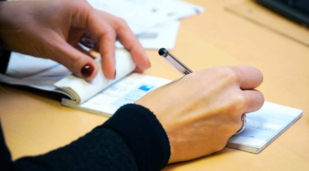 Passou cheques sem fundos e não encontra o credor? Como regularizar