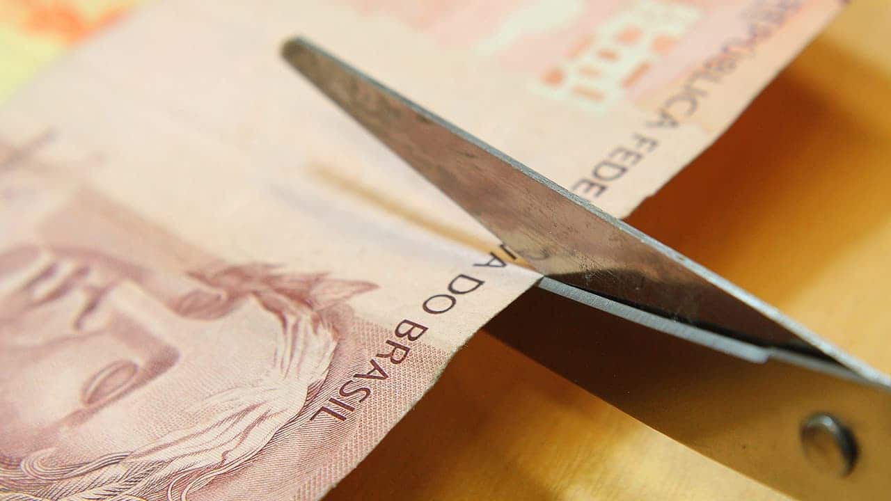 Chance de redução de salário de servidores em estados endividados é cada vez maior