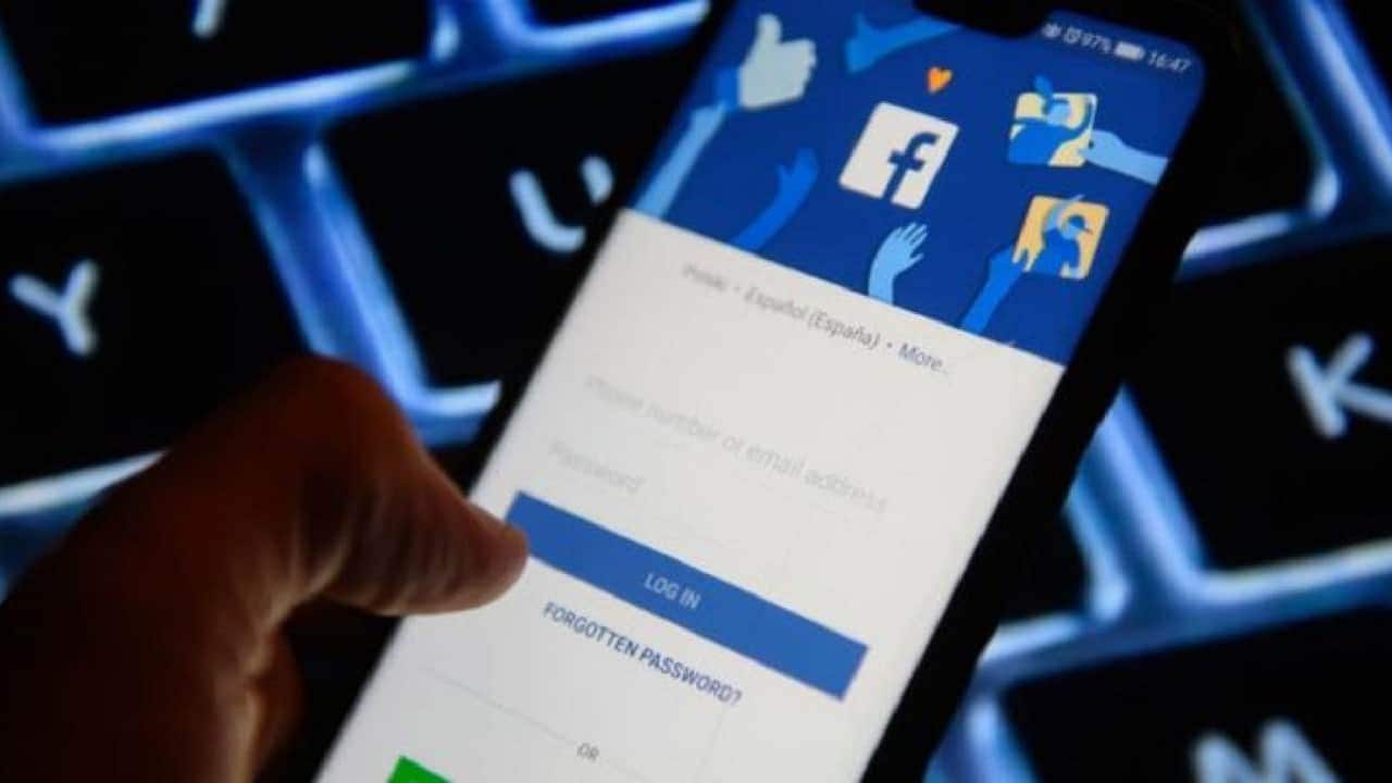 Cuidado: golpe promete vagas de emprego e rouba conta do Facebook