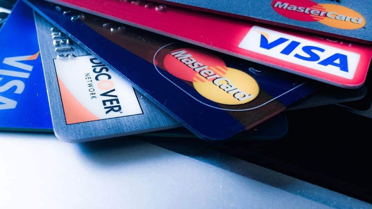 4 em cada 10 usuários de cartão aumentaram limite de crédito sem solicitar