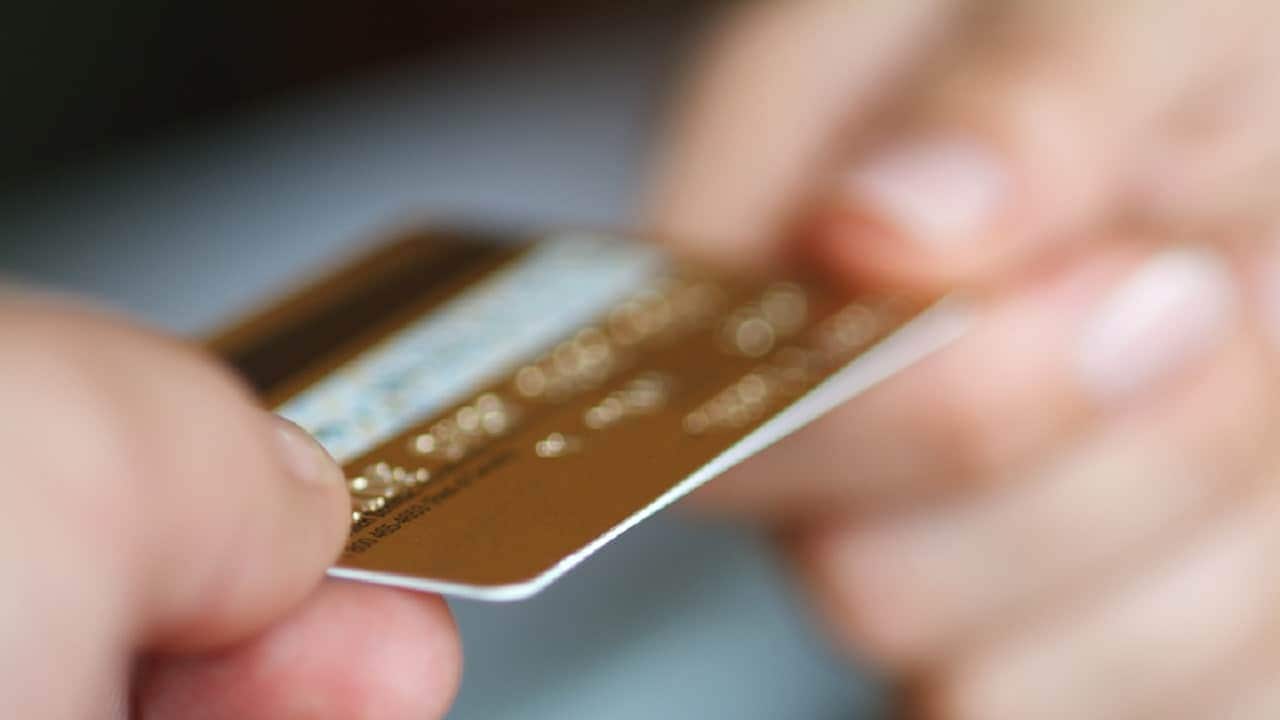 Rotativo do cartão de crédito sobe pra 279,9% ao ano