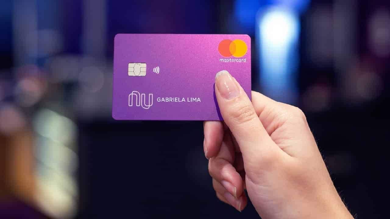 Anúncios do Mercado Livre vendem cartão de crédito Nubank clonados para negativados