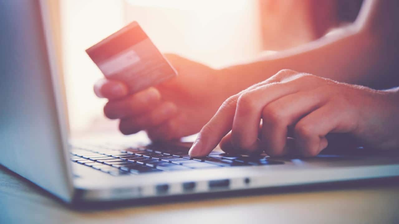 Confira 10 cartões de crédito sem anuidade que liberam cartão adicional
