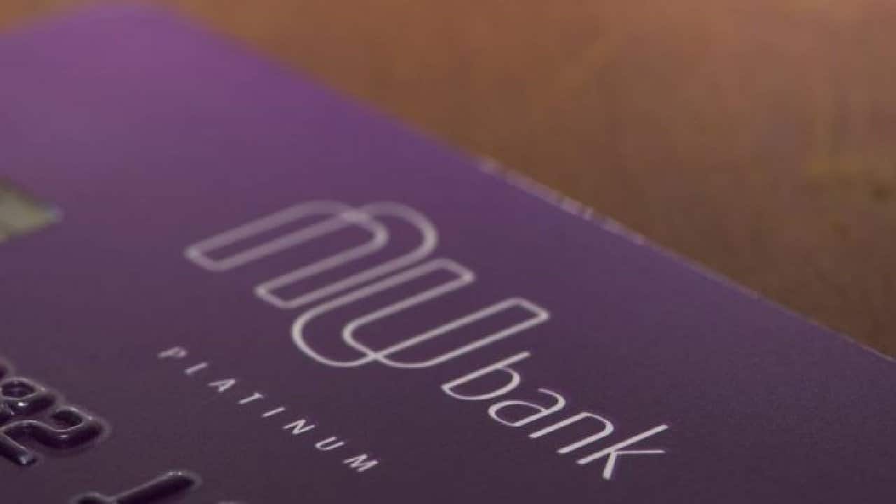 Nubank acaba com a lista de espera e libera o débito para todos os clientes da NuConta