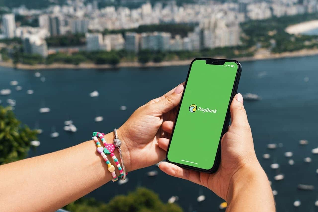 Pessoa segurando celular com o app do PagBank aberto