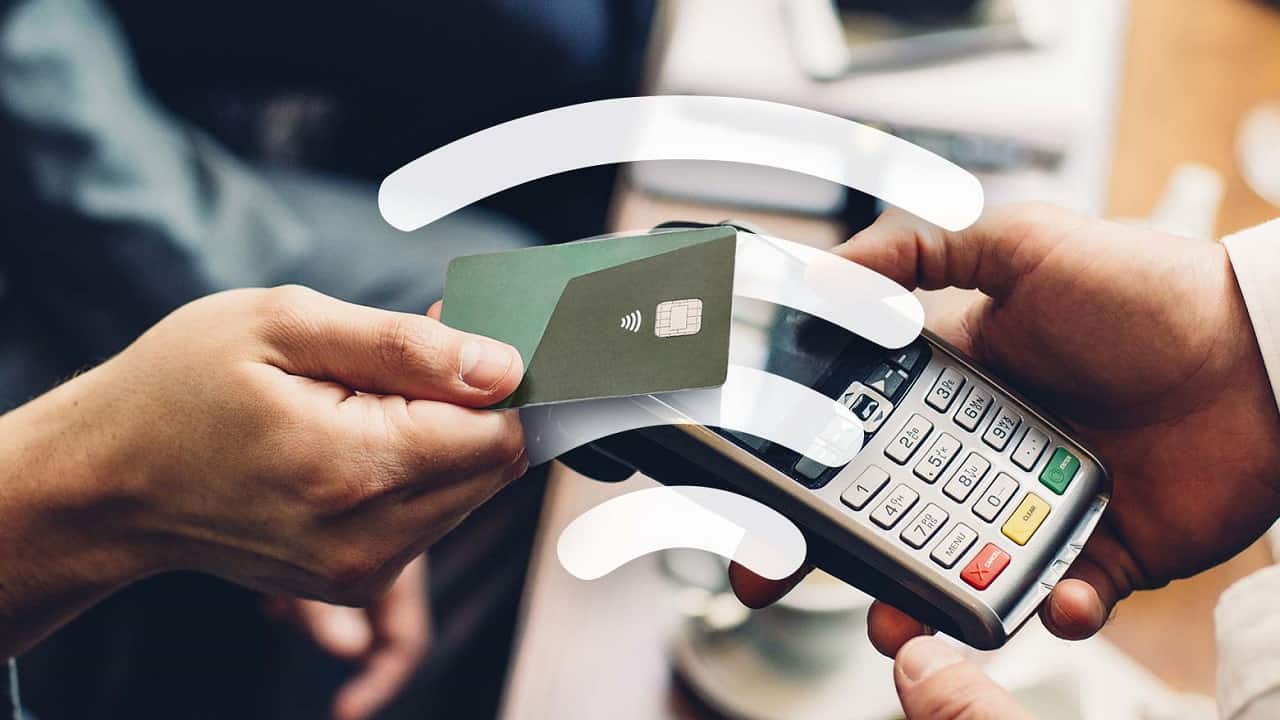 Qual é a distância exigida para o cartão por aproximação funcionar?