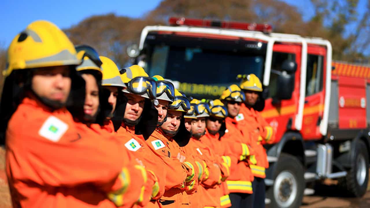 Bombeiros com uniformes em fila