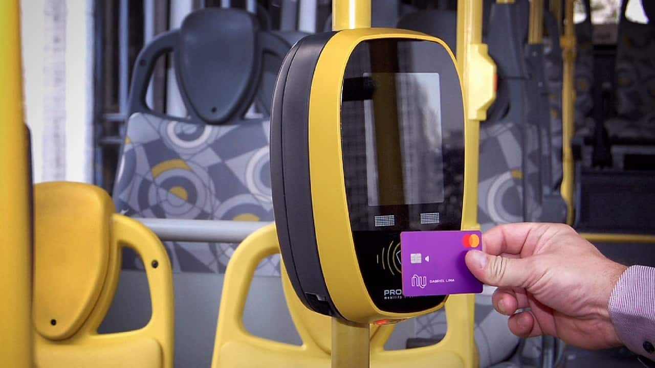 Visa e Mastercard se unem para popularizar pagamento por aproximação em ônibus