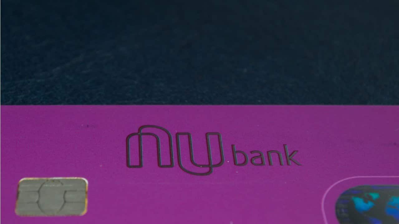Nubank libera uso do débito para pagamentos em Uber e iFood