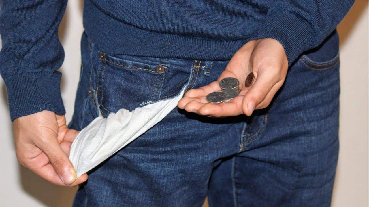 Apenas 11% dos brasileiros têm renda suficiente para pagar despesas de início de ano, mostra pesquisa CNDL/SPC Brasil