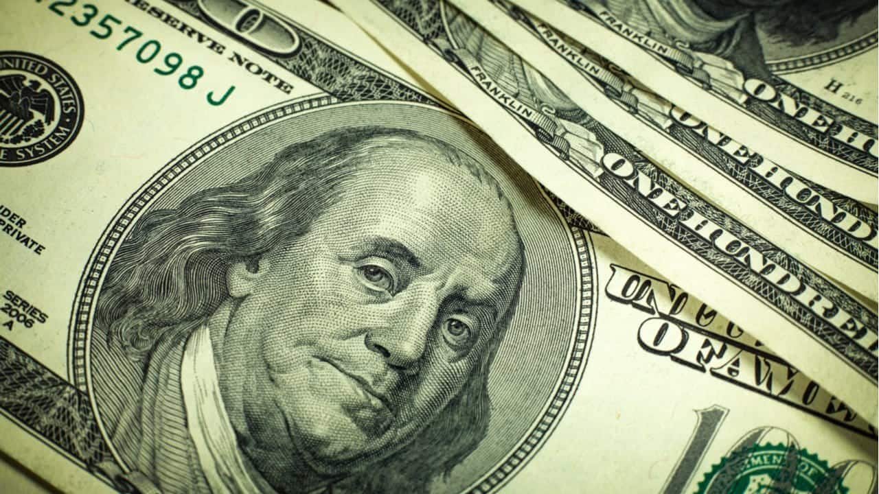 dólar leve queda