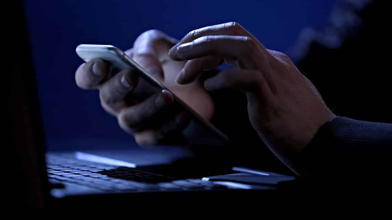 Golpe no WhatsApp promete R$ 350 de material escolar do Bolsa Família