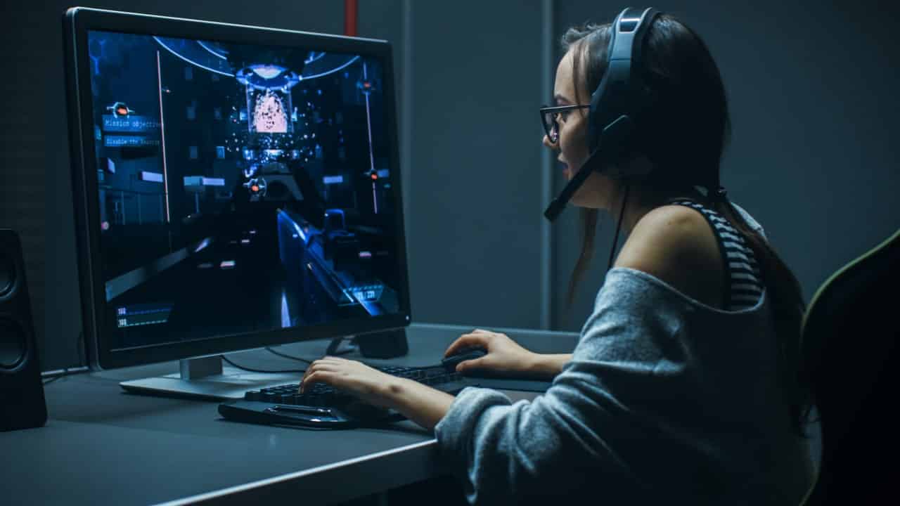 mulher jogando jogo online comprado com cartão de crédito