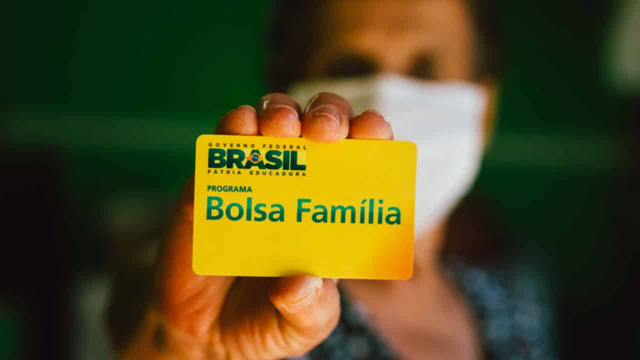 Bolsa Familia nao foram aprovados no auxilio emergencial
