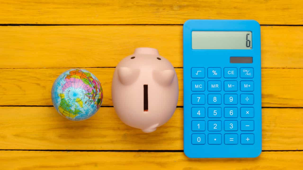 economizar e gastar dinheiro