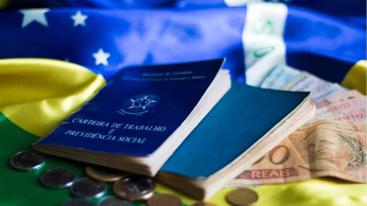 Programa de redução de salários