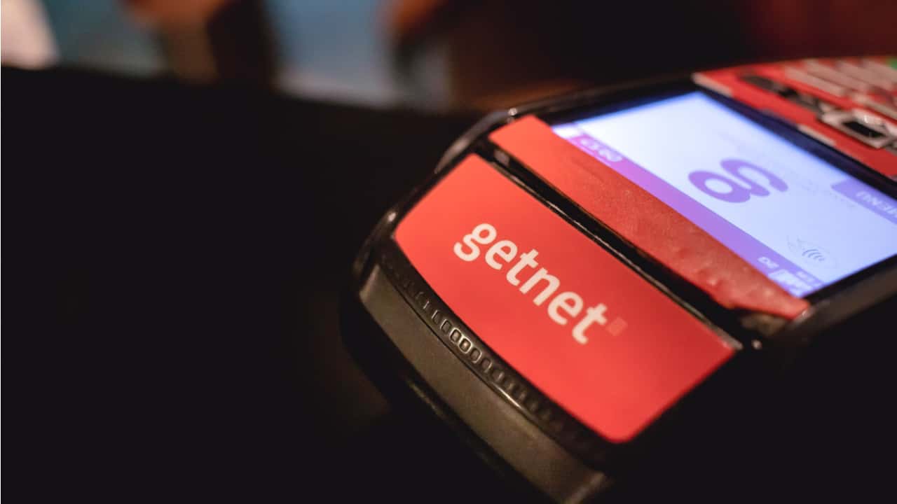 A imagem mostra uma maquininha de cartão de crédito da Getnet.