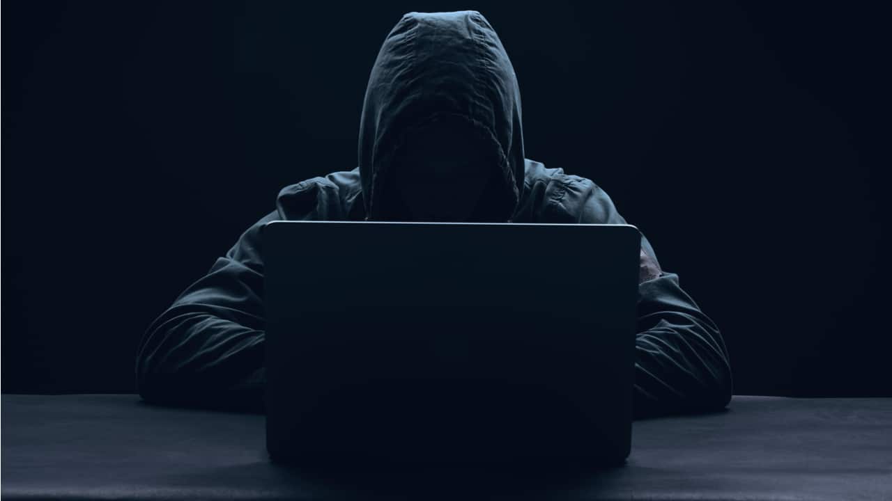 Hackers vazam dados de clientes