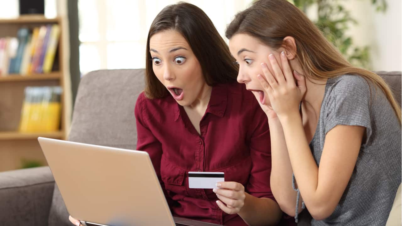 Mulheres com cartão nas mãos surpreendidas
