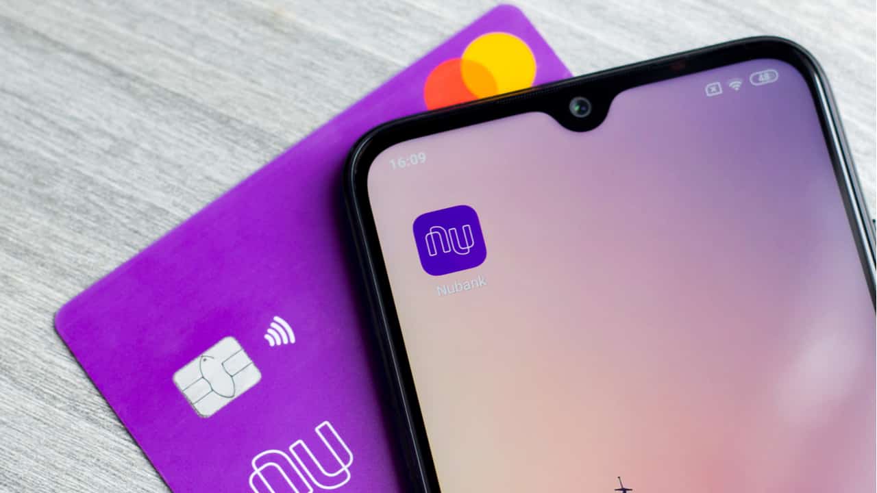 Celular sobre um cartão do Nubank
