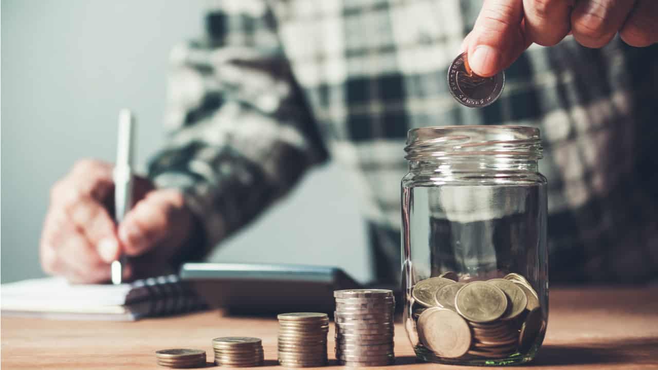 diferenca entre poupar e investir