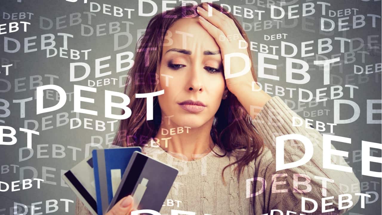 Especialista dá dicas para se livrar das dívidas e economizar