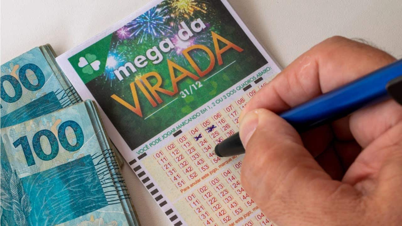 imagem de pessoa riscando Mega da Virada 2022