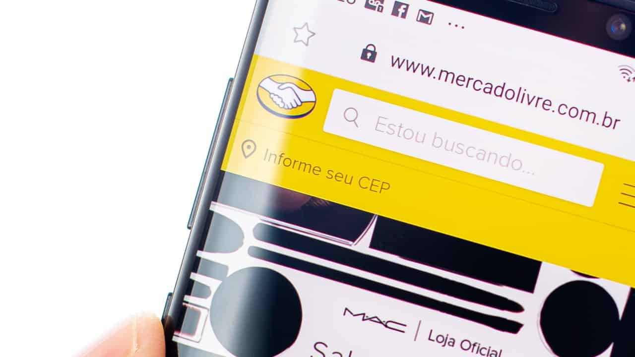 Site do Mercado Livre na tela de um celular