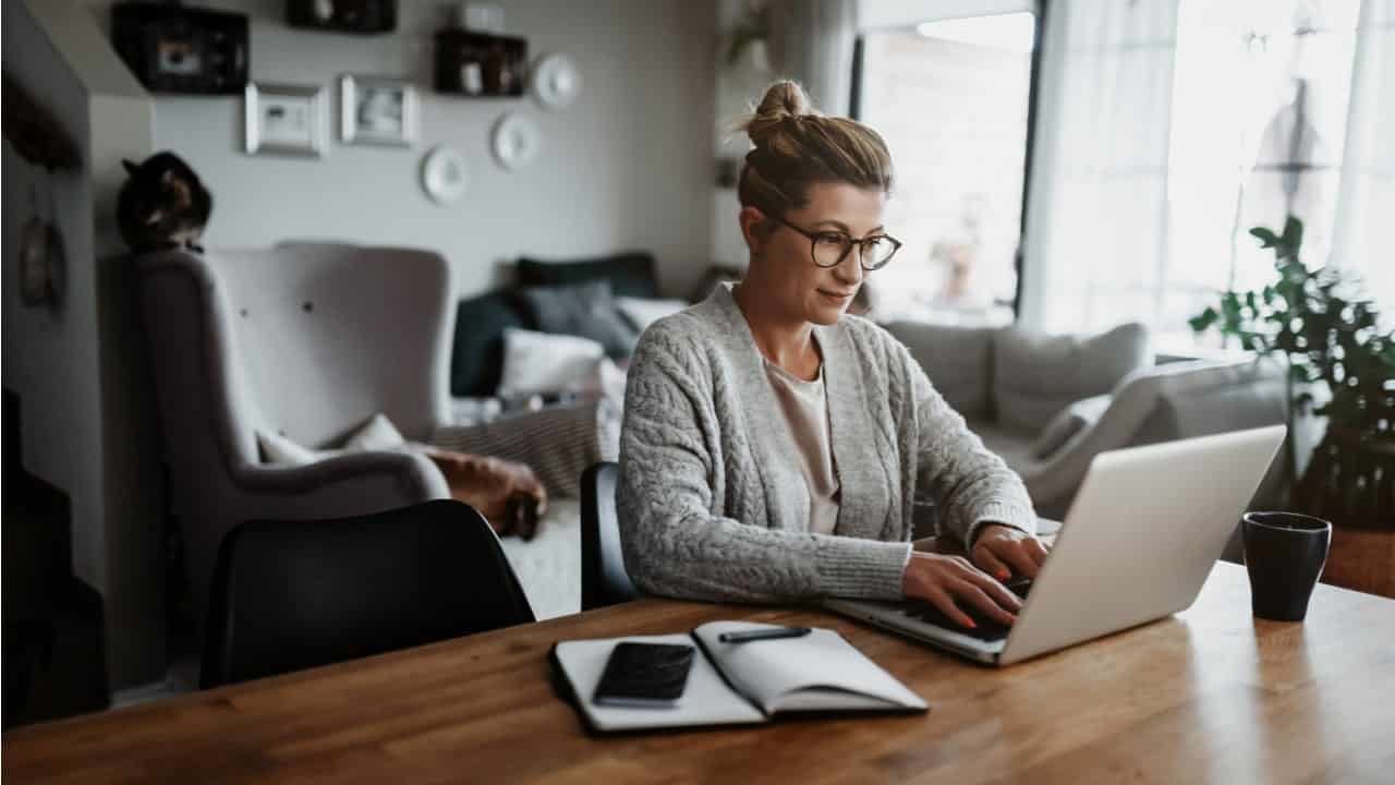 Trabalhe de casa e ganhe R$ 10 mil por mês com este emprego