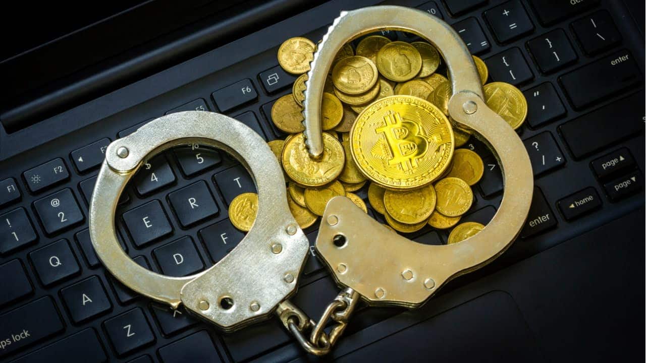Algema em cima de criptomoedas e um teclado de computador
