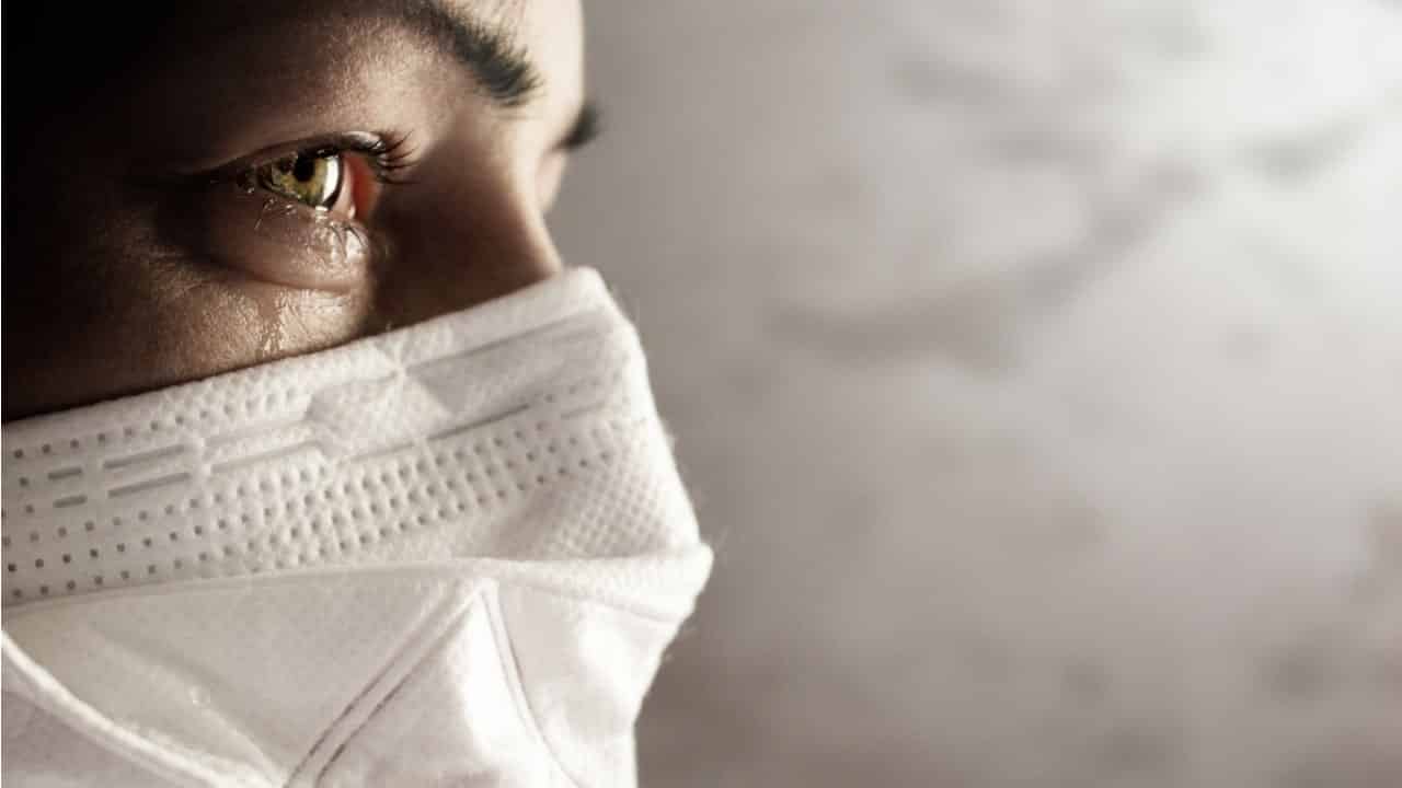 Pessoa com máscara de proteção contra a Covid-19
