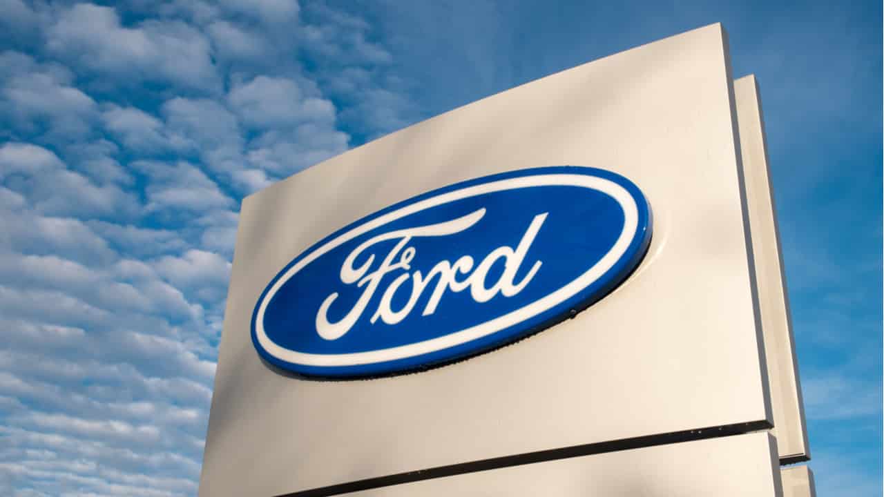 Imagem do logo da marca de veículos Ford em uma placa