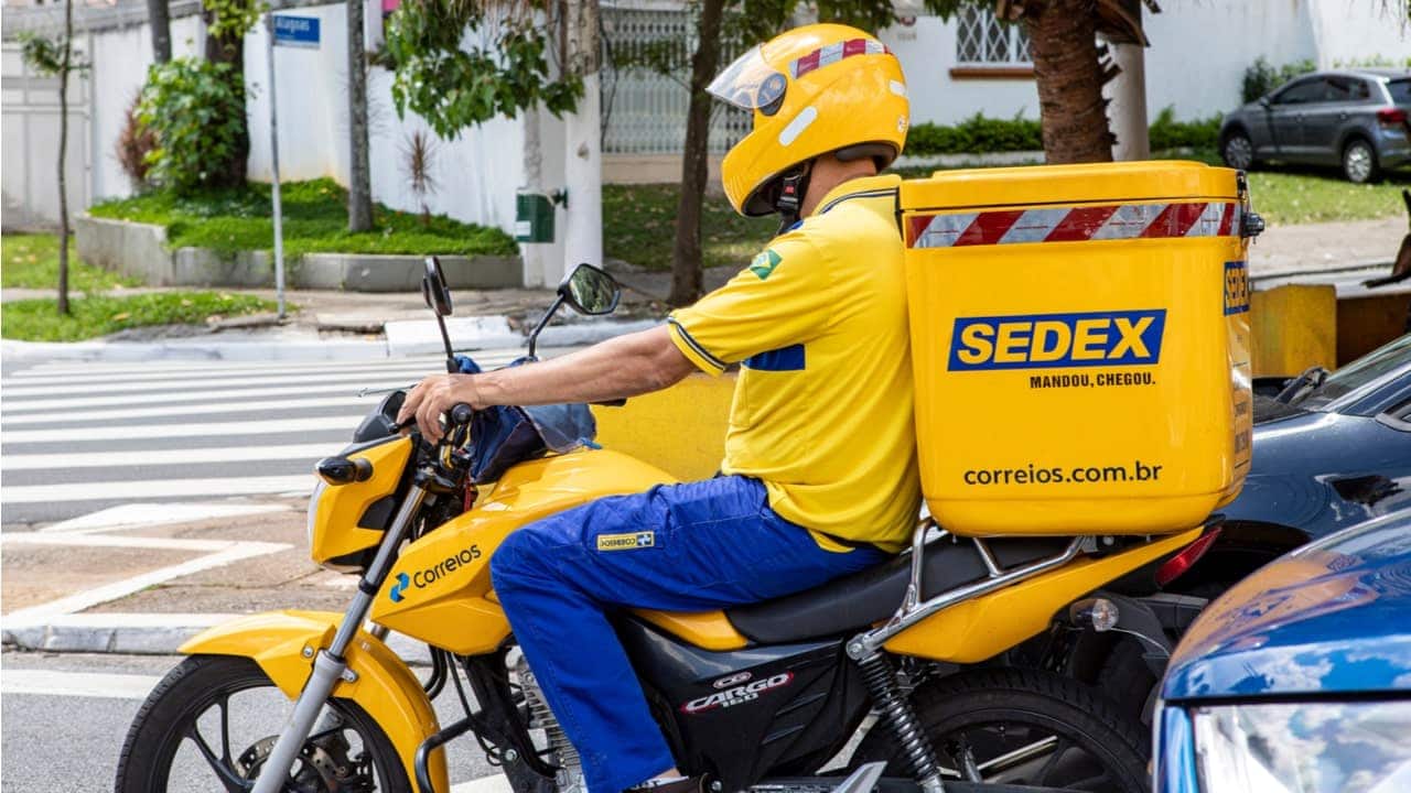 imagem de motoboy dos Correios saindo com encomenda