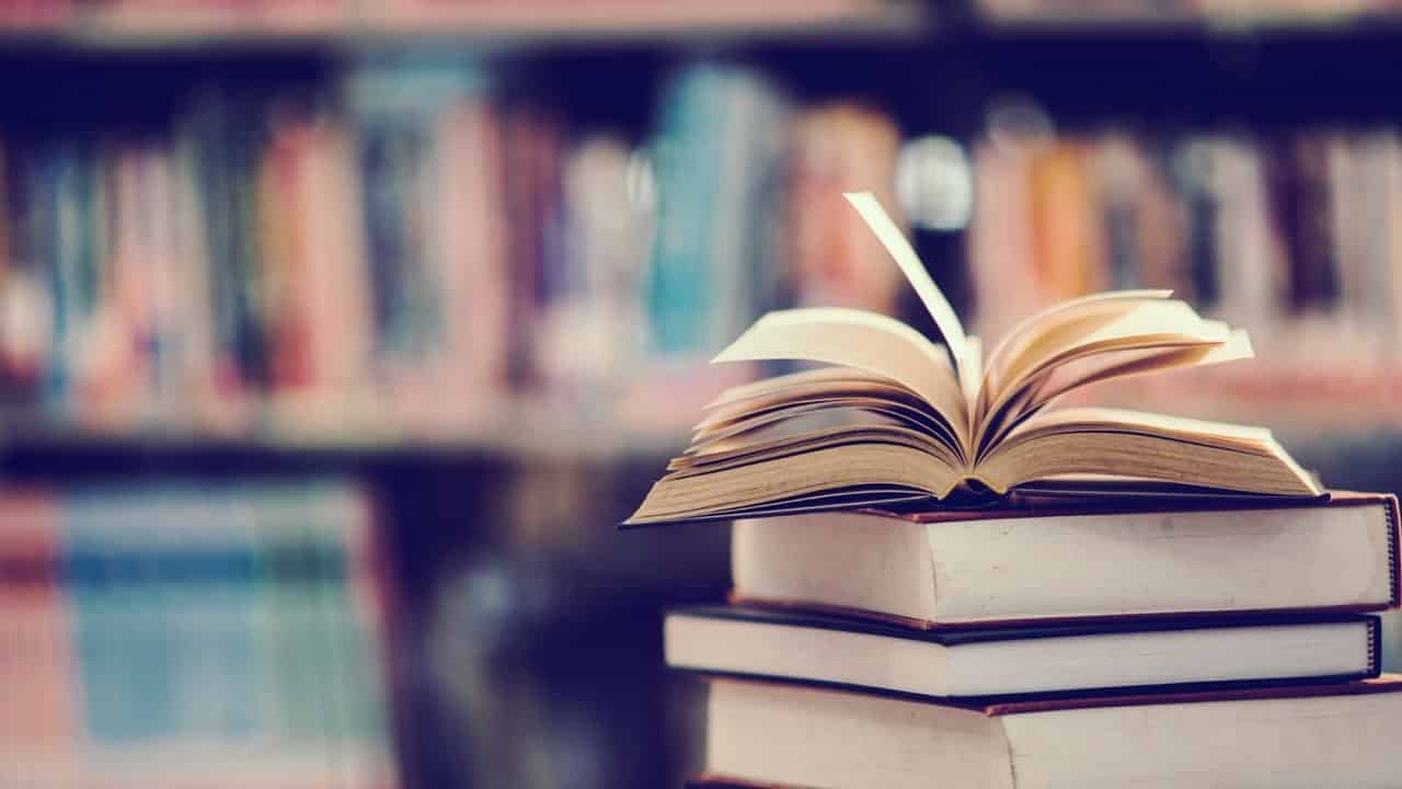 Livros em uma livraria