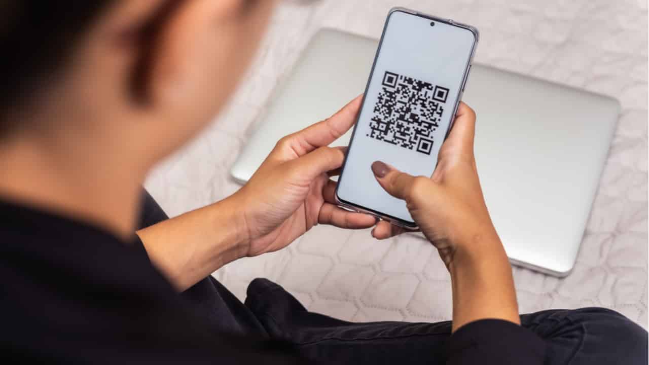 mulher com QR Code de Pix no aplicativo do celular
