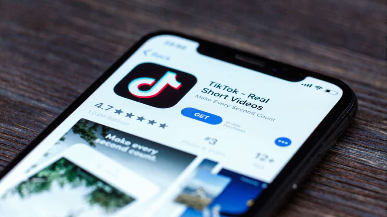 Celular exibindo página de download do aplicativo TikTok