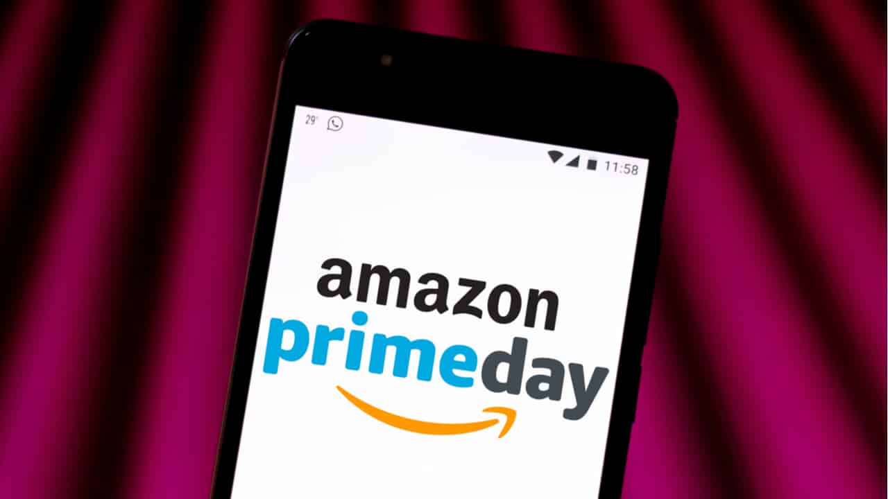 celular aberto na página de e-commerce da promoção Amazon Prime Day
