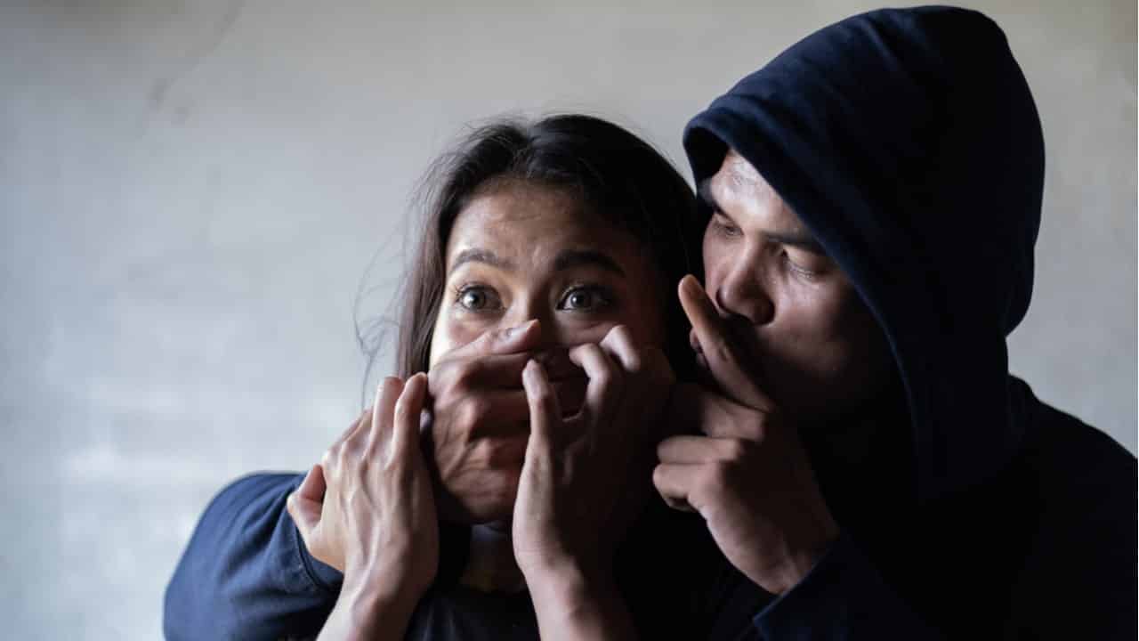 Mulher sendo rendida por bendido