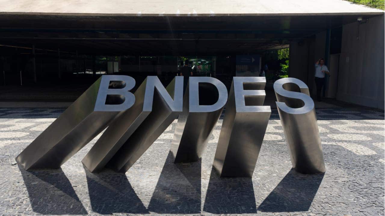 Fachada em relevo do BNDES