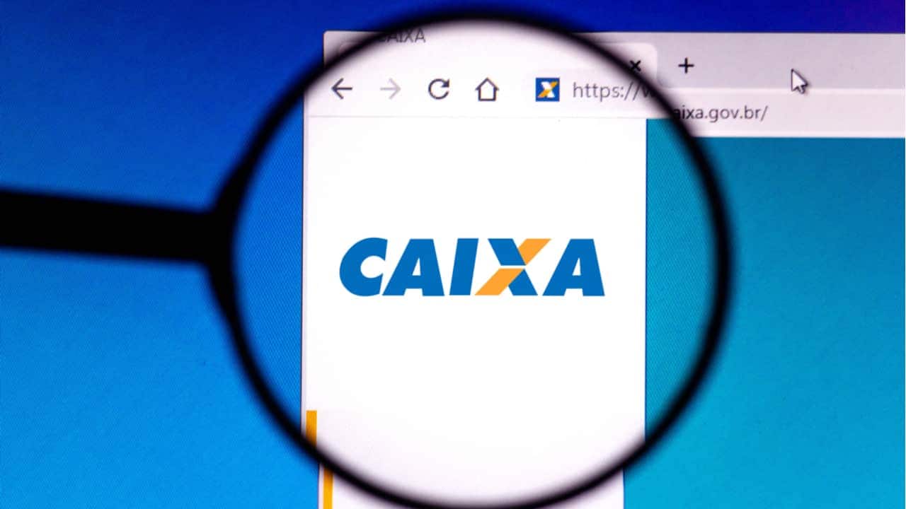 Site da Caixa com uma lupa dando zoom no nome da instituição