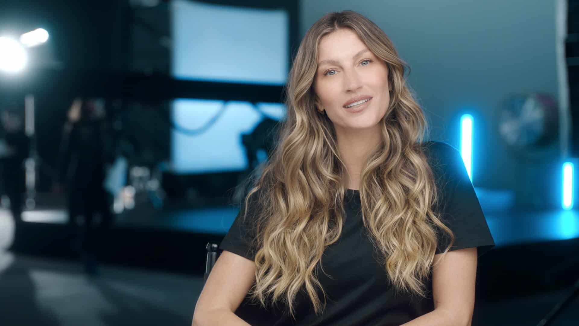 Imagem de Gisele Bündchen com blusa simples preta.