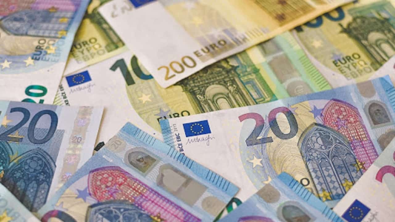 Notas de euro espalhadas desemprego