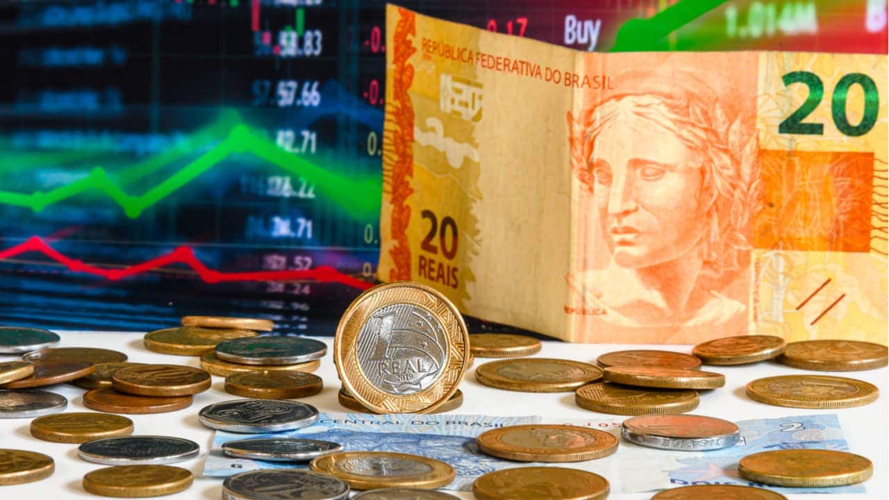 Tensões EUA-Brasil movimentam dólar; Ibovespa fecha em queda nesta sexta