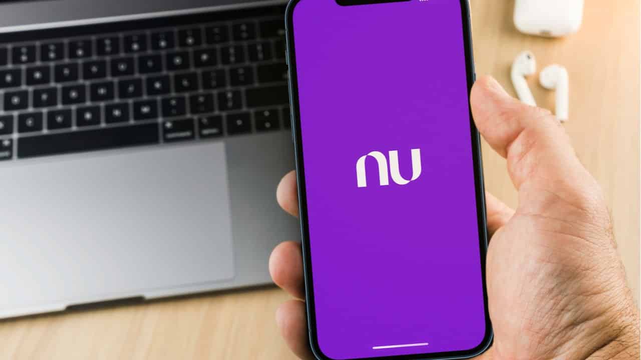 Celular com tela mostrando logo do Nubank