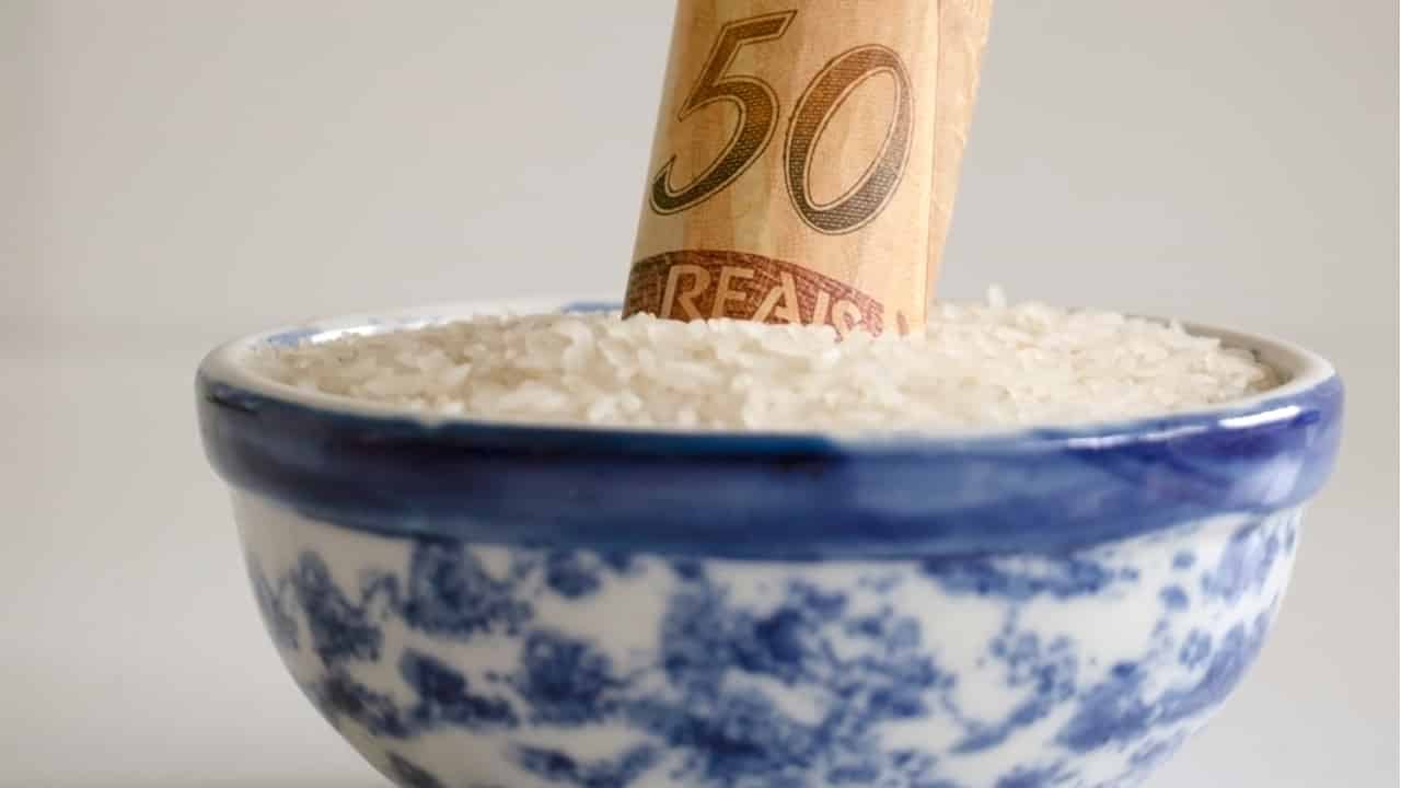 Auxílio Brasil: por causa da inflação, valor do benefício já não compra uma cesta básica