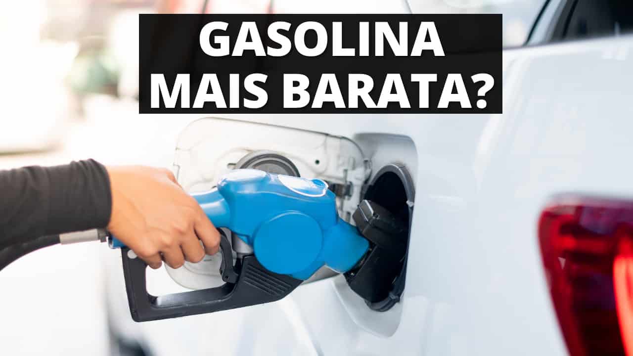 mão de homem branco inserindo uma bomba de gasolina em um carro branco, com os dizeres "Gasolina mais barata?"