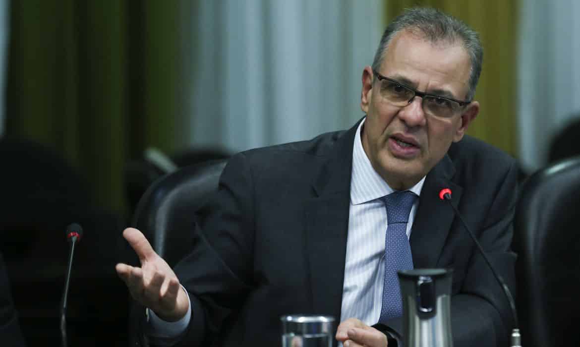 Ministro diz que governo não fará racionamento de energia
