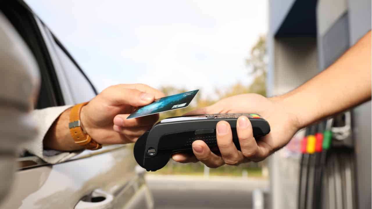 Encher o tanque de gasolina já custa quase um terço do salário mínimo