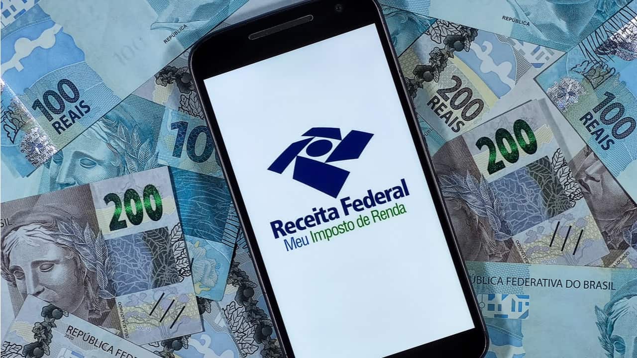 Celular com aplicativo da Receita Federal